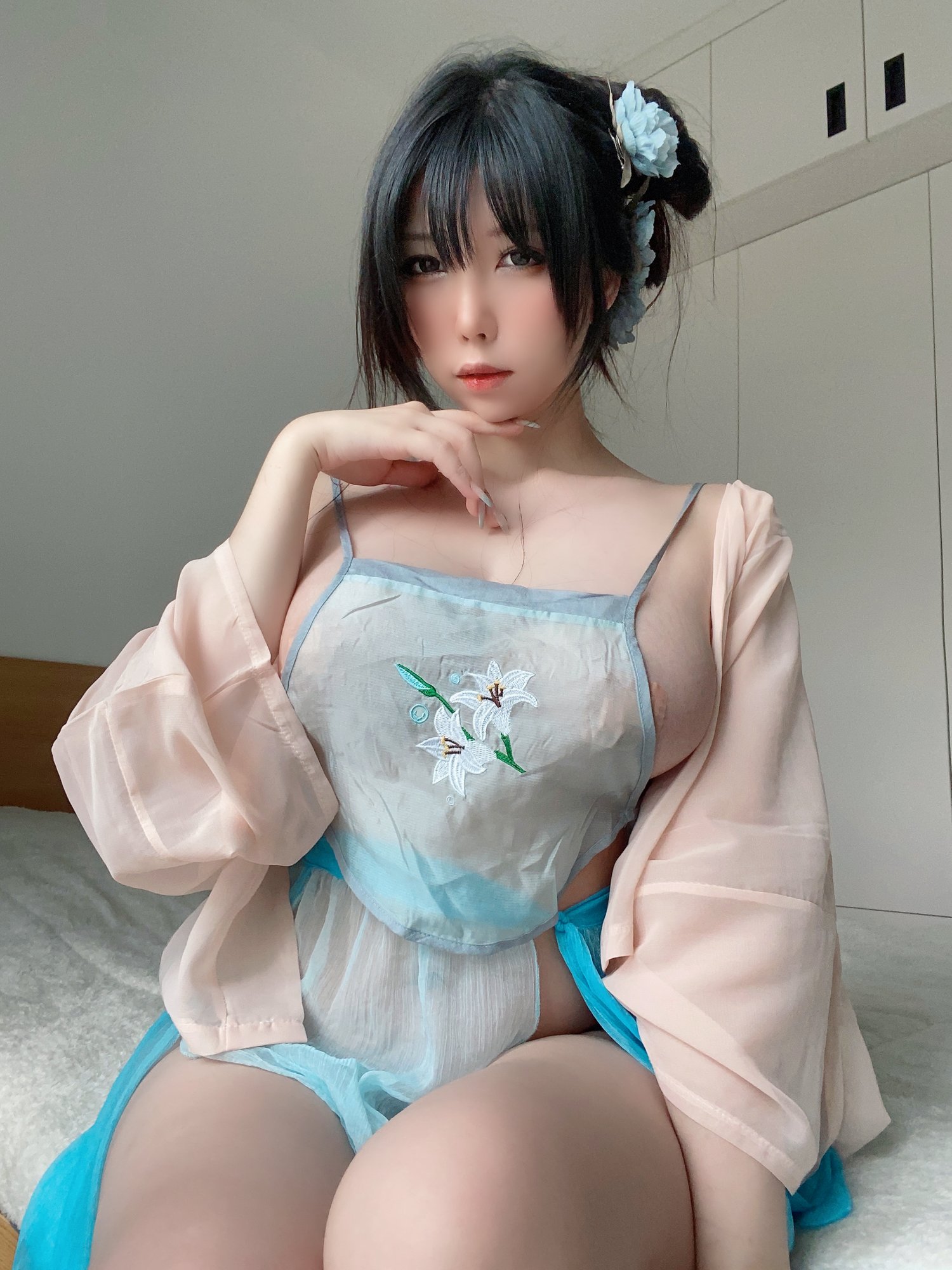 鹿野希 - 青い蝶~半透明のロングドレス+透けコートに包まれた胸+見え隠れするキャミソール+素足の光感